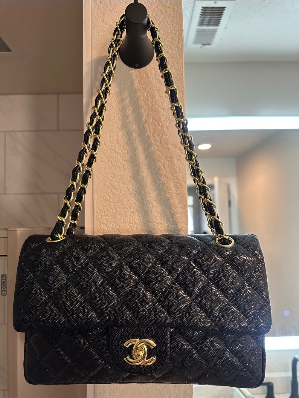 Source Unknown Black Quilted Shoulder Bag with Gold Chain